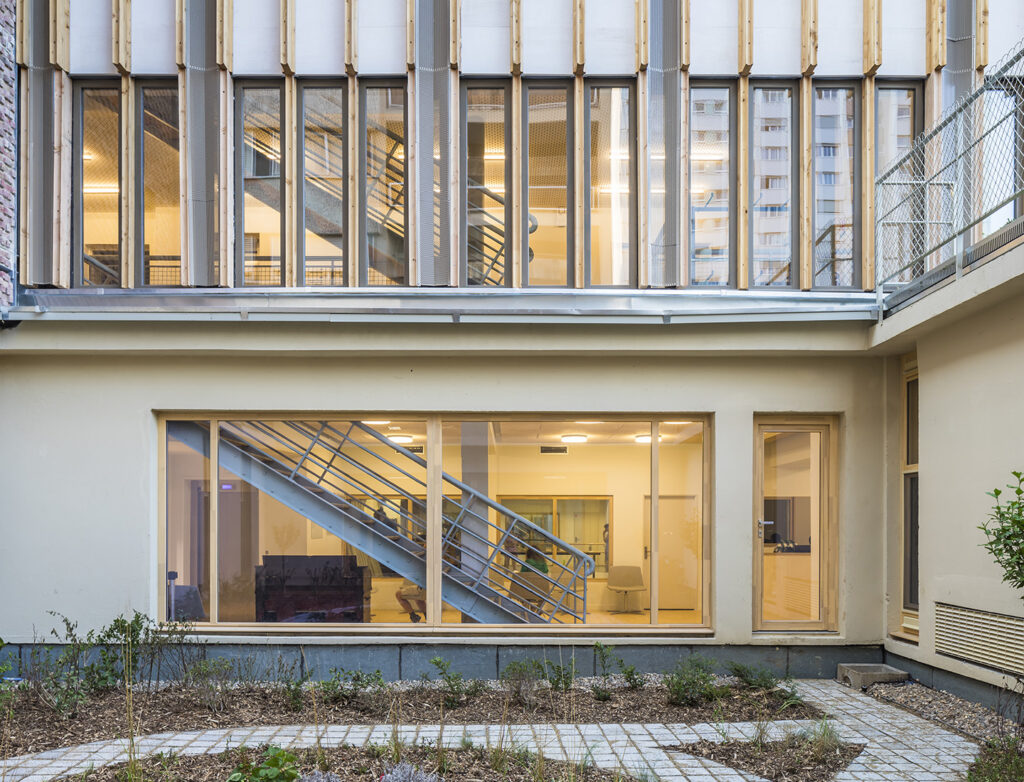 litotes_105_escalier_coter cours