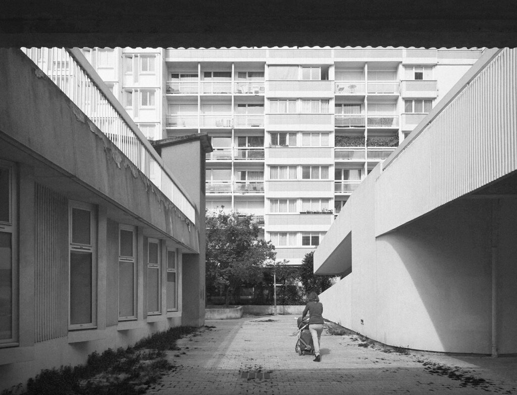 Des tours de quinze étages, les piétons circulent au premier